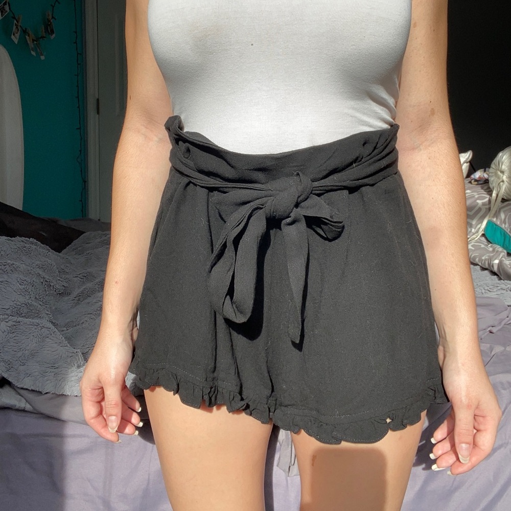 BLACK FLOWY NIGHT OUT SHORTS
